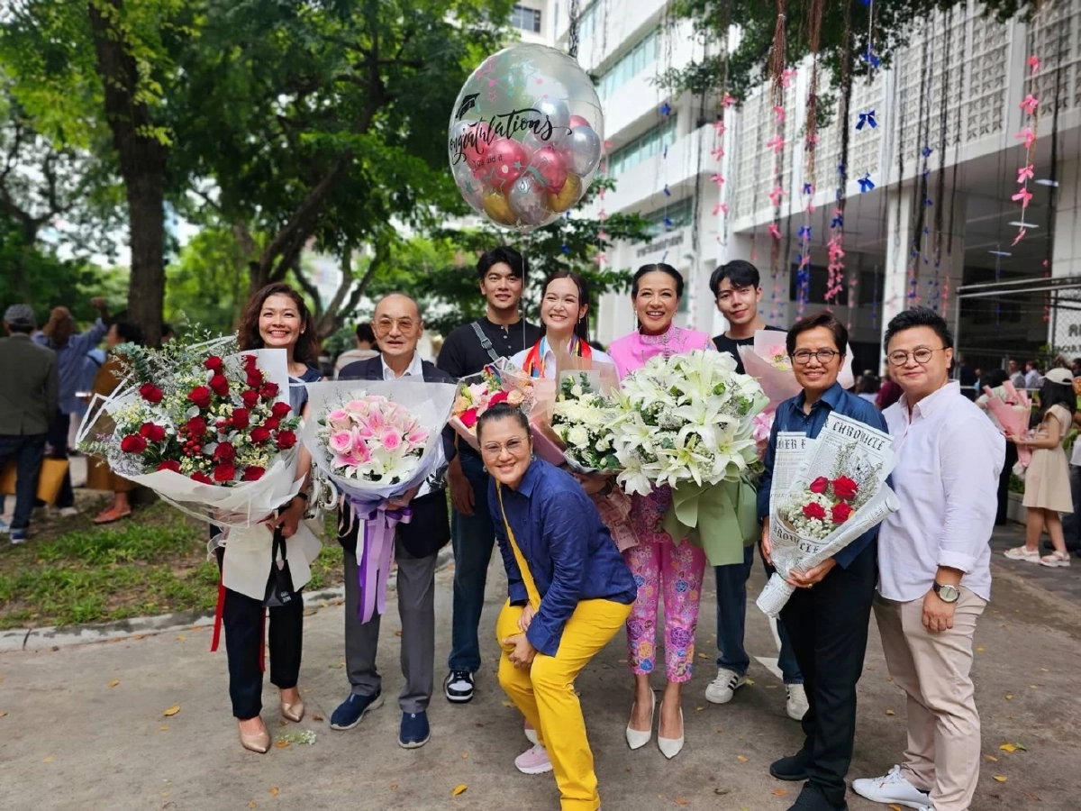 ‘แม่กบ-พ่อเอ๋’ สุดปลื้ม ‘น้องเหนือ-ดิสรยา’ คว้า ป.ตรี นิเทศจุฬาฯ สมใจคุณแม่