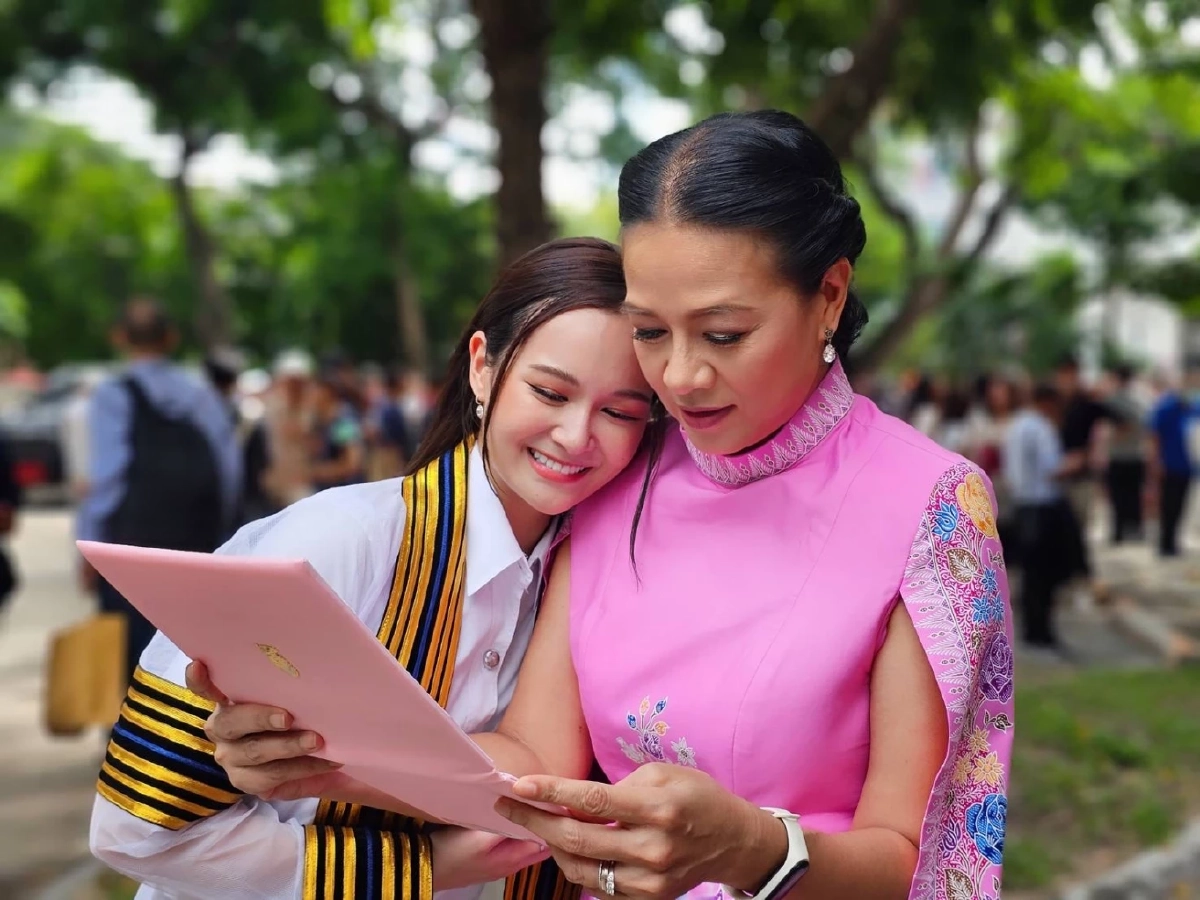 ‘แม่กบ-พ่อเอ๋’ สุดปลื้ม ‘น้องเหนือ-ดิสรยา’ คว้า ป.ตรี นิเทศจุฬาฯ สมใจคุณแม่