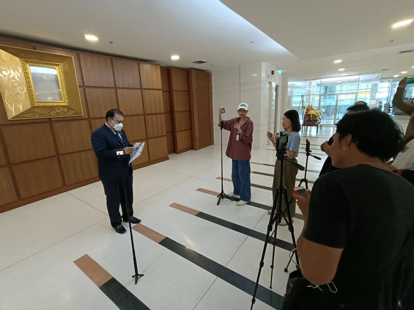 สนธิญา บุกจี้กกต.ปมปล่อยผ่านนโยบายหาเสียง