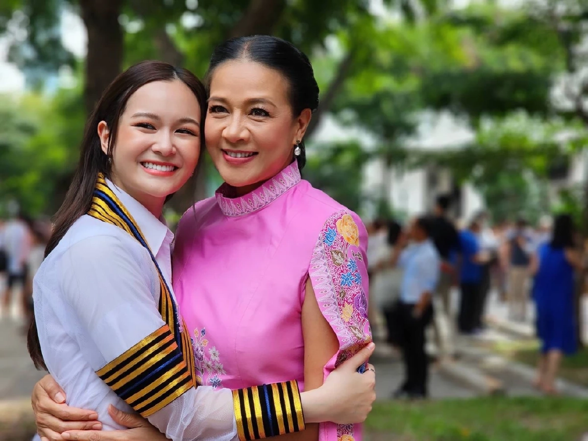 ‘แม่กบ-พ่อเอ๋’ สุดปลื้ม ‘น้องเหนือ-ดิสรยา’ คว้า ป.ตรี นิเทศจุฬาฯ สมใจคุณแม่