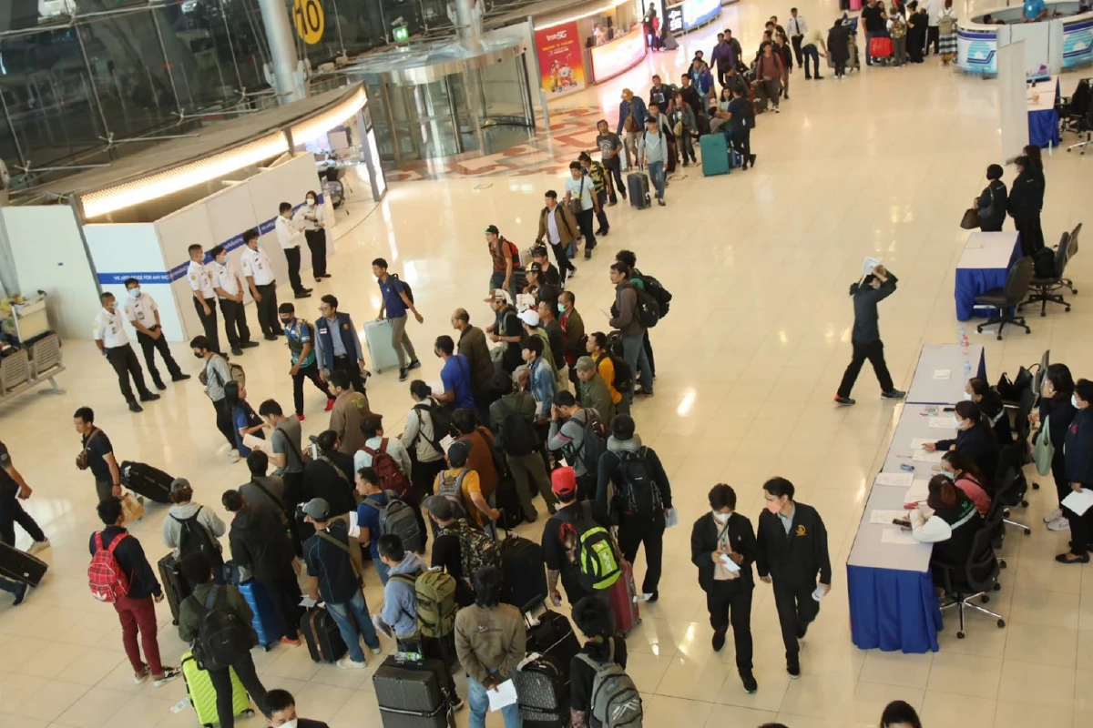 แรงงานไทย 320 คน ชุดที่ 26 เดินทางกลับถึงไทยแล้ว