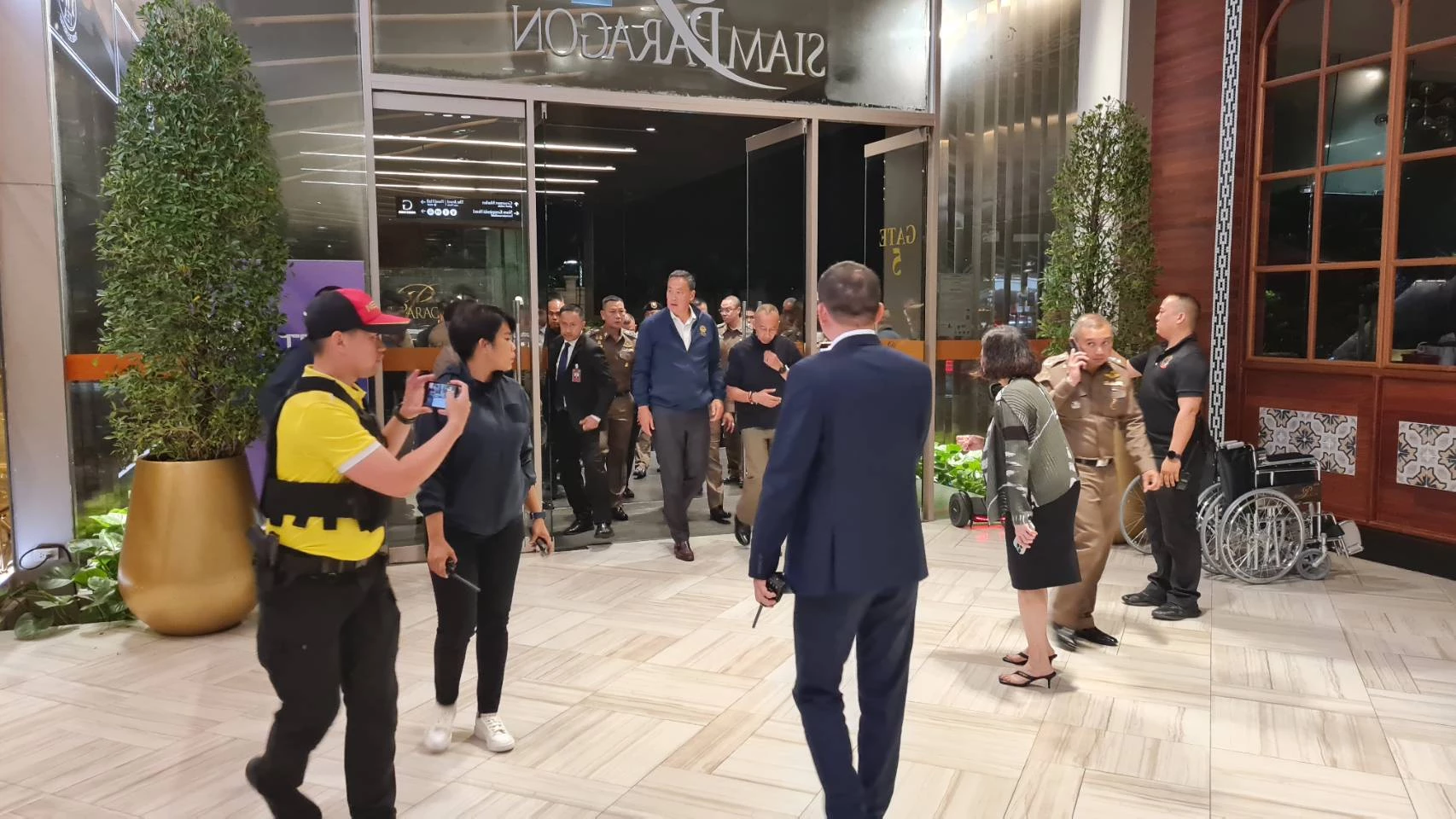 นายเศรษฐา ทวีสิน นายกรัฐมนตรี รุดลงพื้นที่เกิดเหตุยิงกลางห้างสยามพารากอน