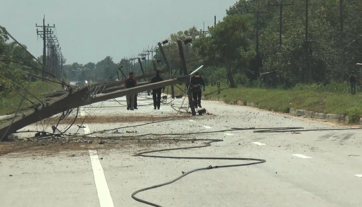 เสาไฟฟ้าถูกแรงระเบิดได้รับความเสียหายหลายต้น 
