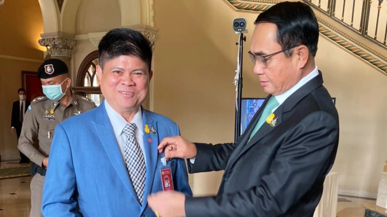 แรมโบ้อีสาน มีจุดยืนที่ชัดเจน เป็นเงาตามตัวเคียงข้าง ลุงตู่ พล.อ.ประยุทธ์ จันทร์โอชา อดีตนายกรัฐมนตรี 