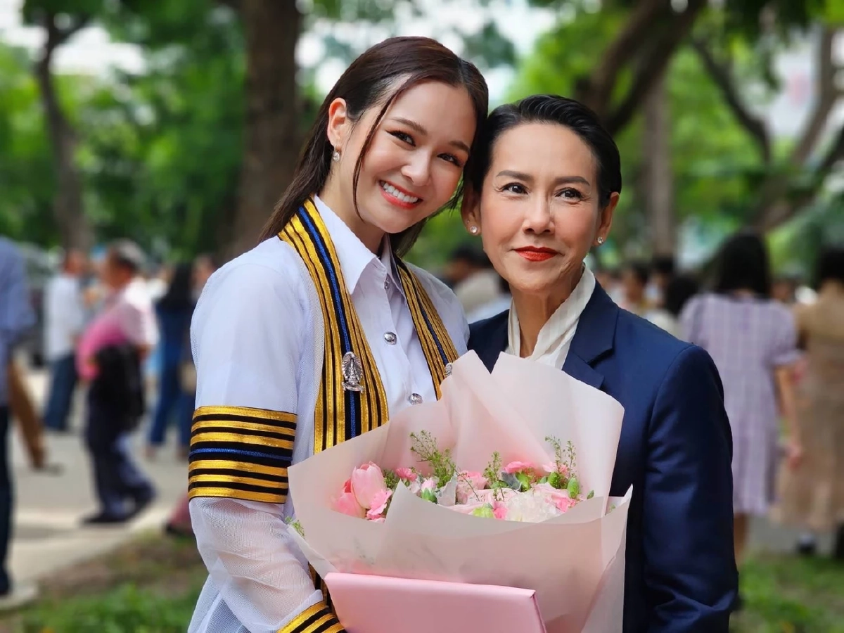 ‘แม่กบ-พ่อเอ๋’ สุดปลื้ม ‘น้องเหนือ-ดิสรยา’ คว้า ป.ตรี นิเทศจุฬาฯ สมใจคุณแม่
