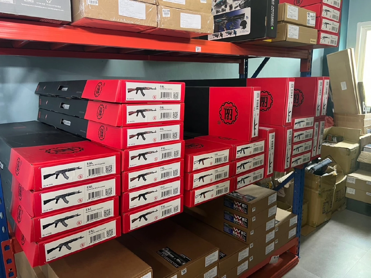 ปคบ. ค้นโกดังย่านสุขสวัสดิ์ ยึด บีบีกัน ปืนอัดลม กว่า 400 กระบอก