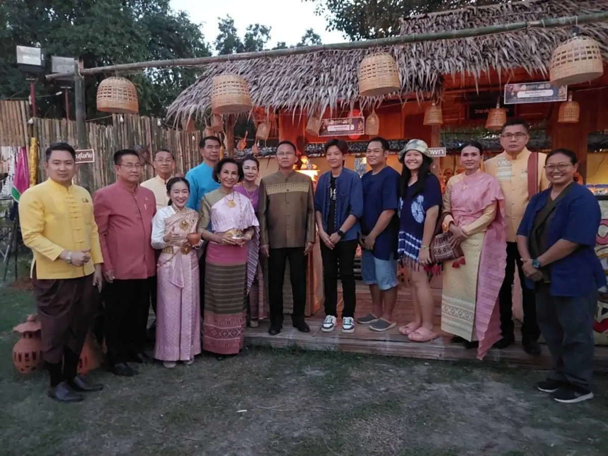 งานประเพณีลอยกระทง เผาเทียน เล่นไฟ จังหวัดสุโขทัย