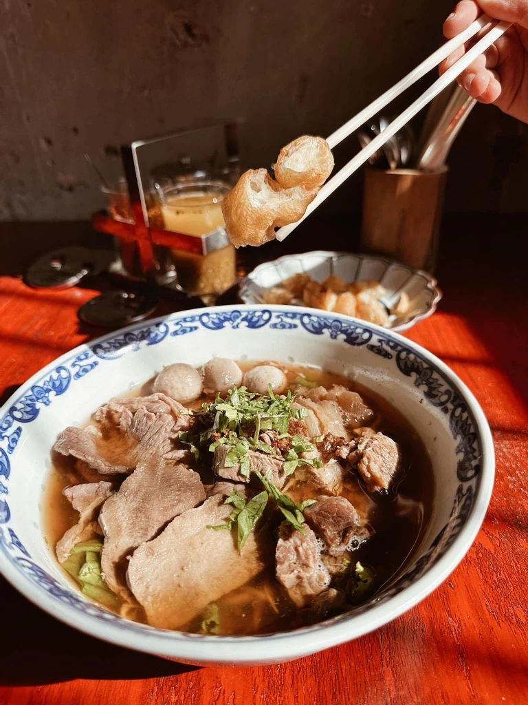 ขอบคุณภาพจากเพจ โรงกลั่นเนื้อ ก๋วยเตี๋ยวเนื้อทรงวาด