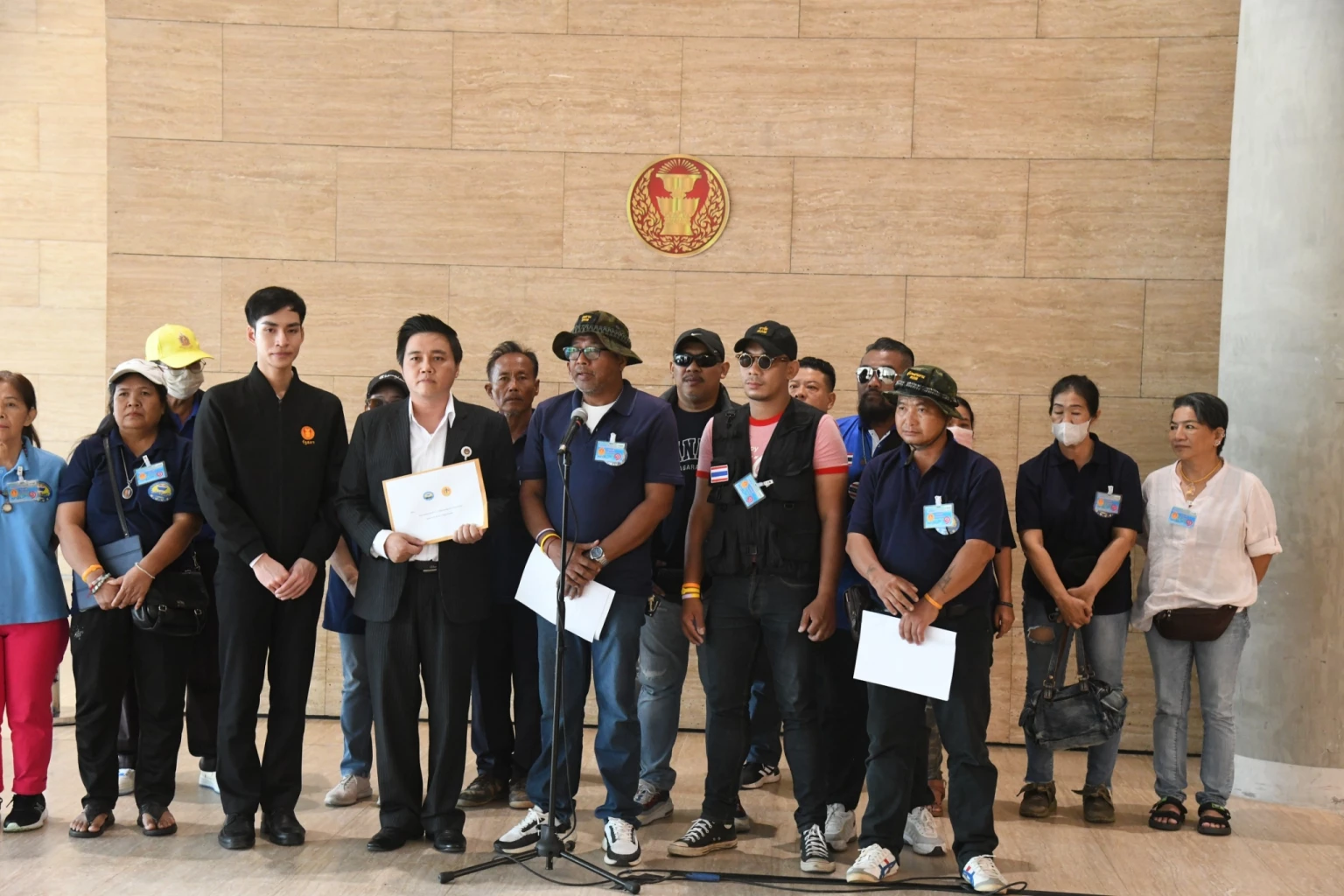 ศปปส.ผนึกกำลัง นักรบสีน้ำเงินฯ บุกสภา จี้ตรวจสอบ ‘ตั๋วปารีส’