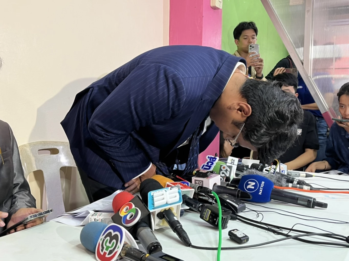 ‘ปูอัด’ แถลงเปิดใจขอโทษ 3 คู่กรณี ยันยัง ‘ไม่ลาออก’ รอ กกต.ตัดสิน