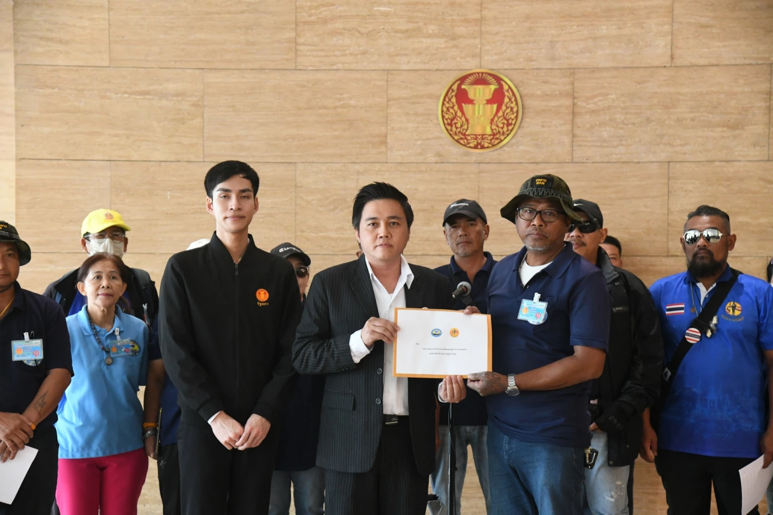 ศปปส.ผนึกกำลัง นักรบสีน้ำเงินฯ บุกสภา จี้ตรวจสอบ ‘ตั๋วปารีส’