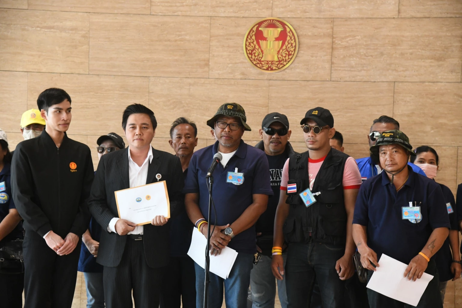 ศปปส.ผนึกกำลัง นักรบสีน้ำเงินฯ บุกสภา จี้ตรวจสอบ ‘ตั๋วปารีส’