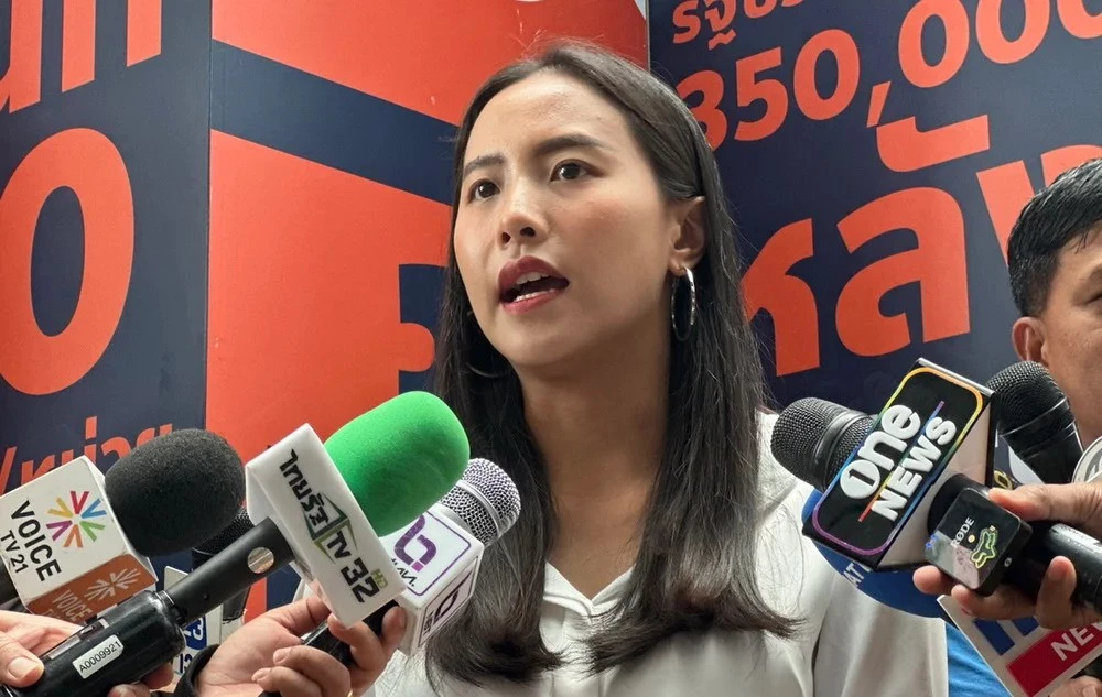  ไอซ์ รักชนก หรือ น.ส.รักชนก ศรีนอก สส.กทม. พรรคก้าวไกล