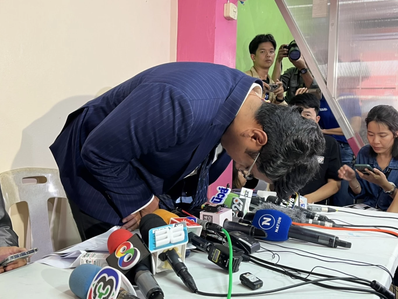 ‘ปูอัด’ แถลงเปิดใจขอโทษ 3 คู่กรณี ยันยัง ‘ไม่ลาออก’ รอ กกต.ตัดสิน