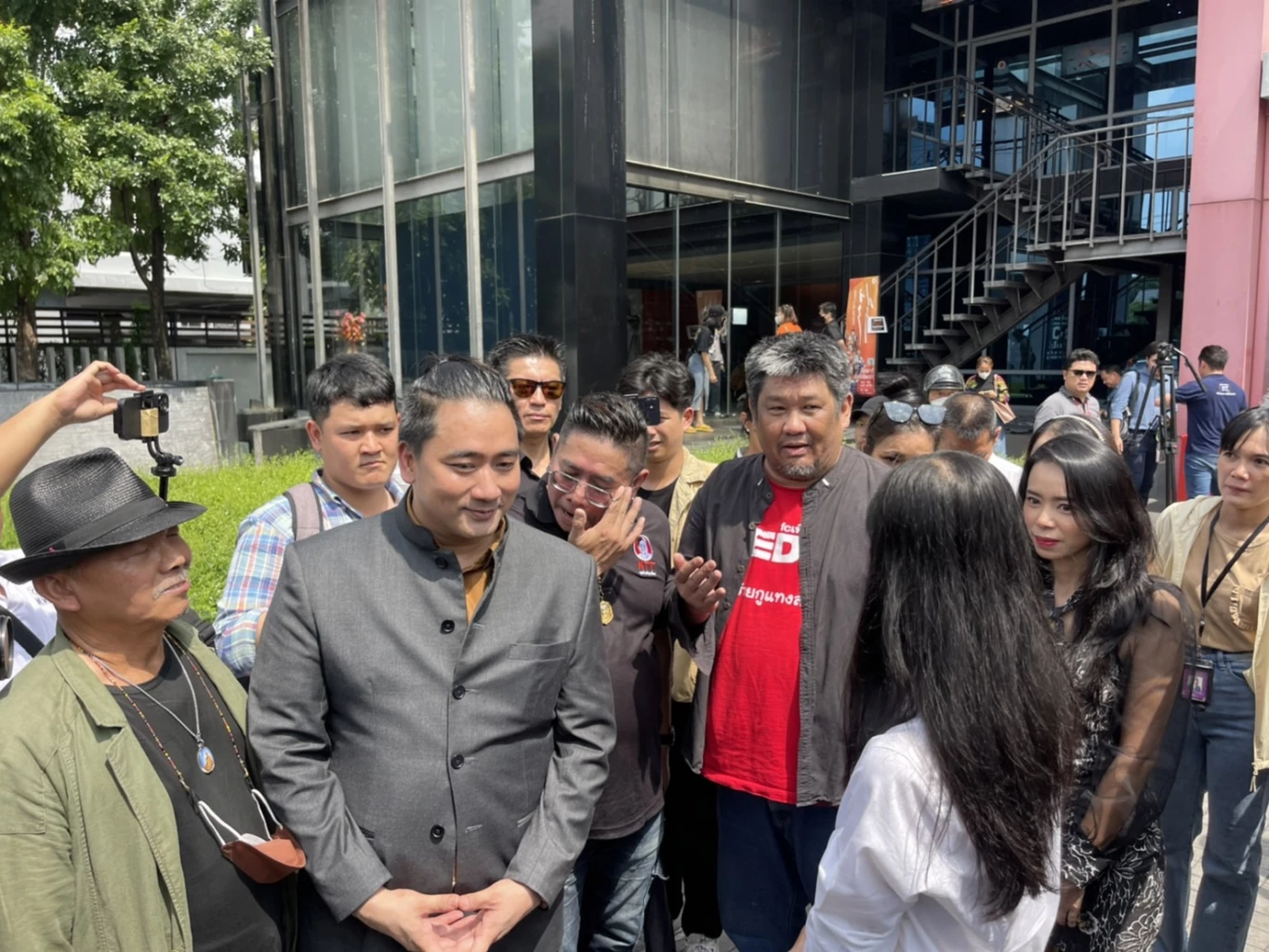 กลุ่มสีดาไม่ทน บุกพรรคก้าวไกล