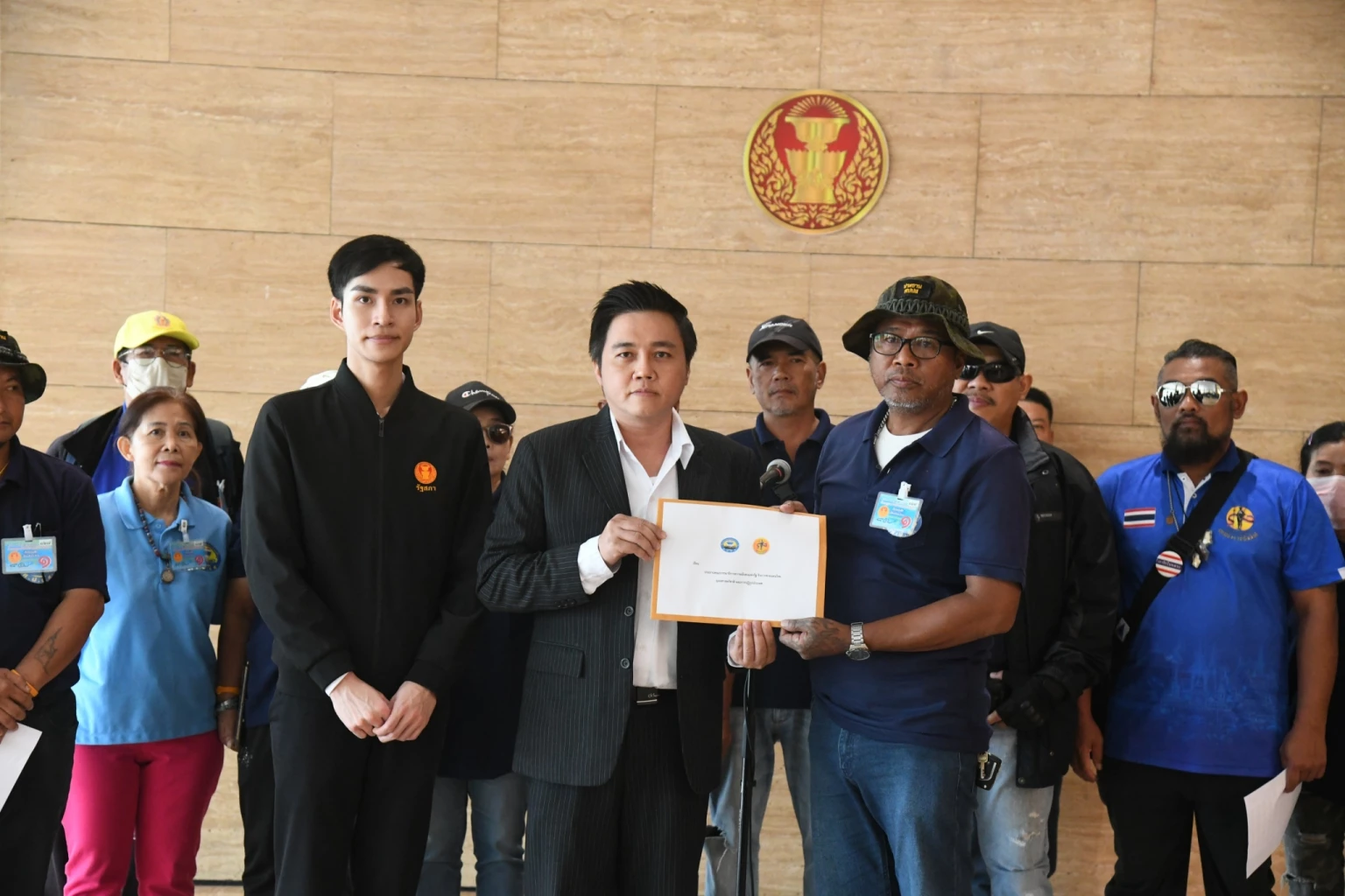 ศปปส.ผนึกกำลัง นักรบสีน้ำเงินฯ บุกสภา จี้ตรวจสอบ ‘ตั๋วปารีส’