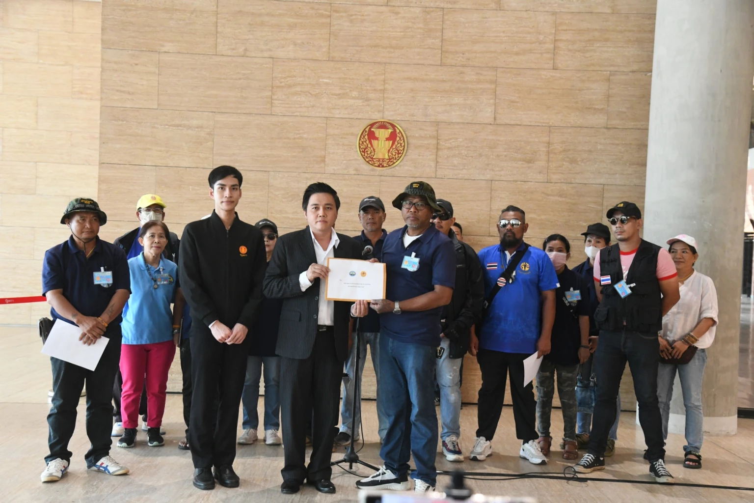 ศปปส.ผนึกกำลัง นักรบสีน้ำเงินฯ บุกสภา จี้ตรวจสอบ ‘ตั๋วปารีส’