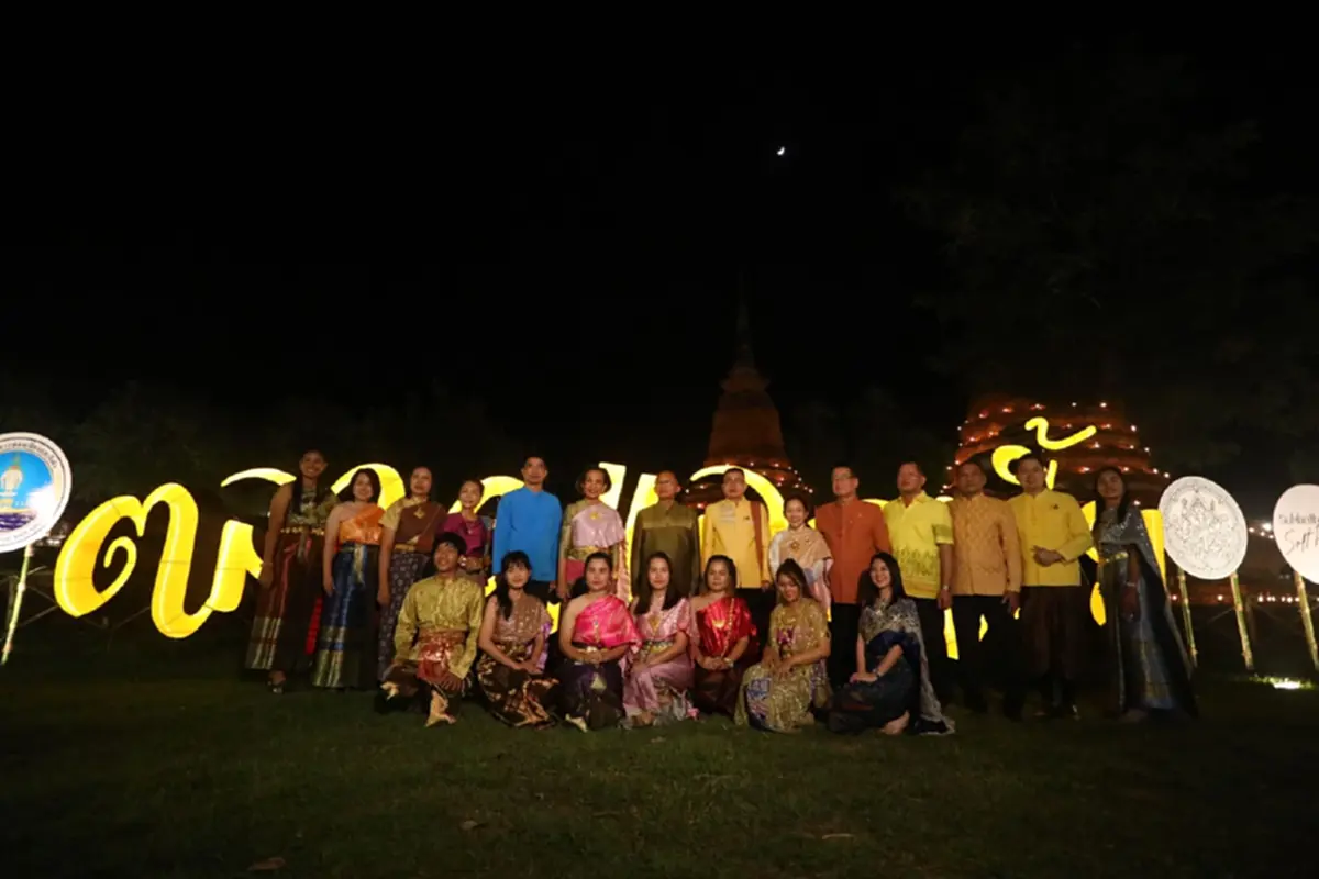 งานประเพณีลอยกระทง เผาเทียน เล่นไฟ จังหวัดสุโขทัย