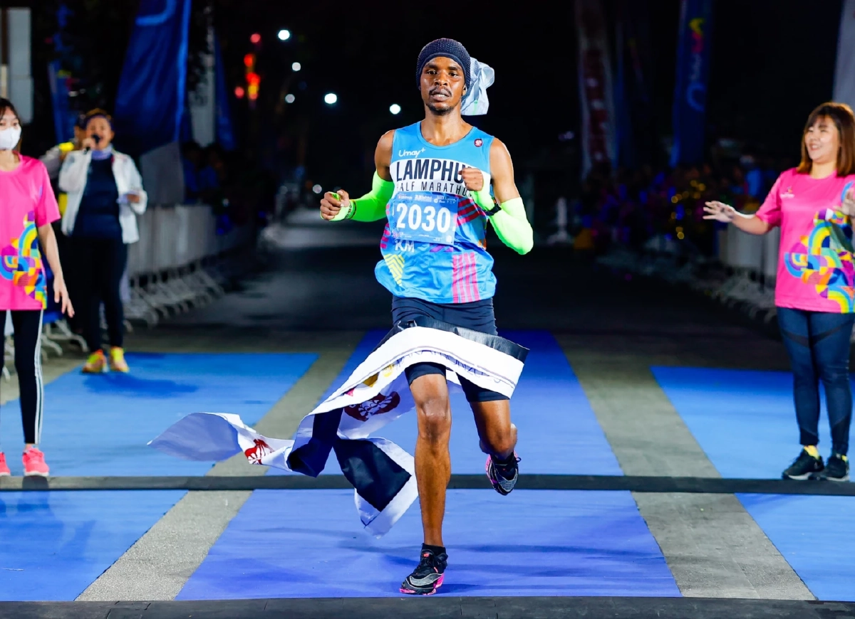 ปอดเหล็ก เคนยา คว้าชัย Umay+ Lamphun Half Marathon 2023 - ไทยดีที่สุด  อนุชา พาดา