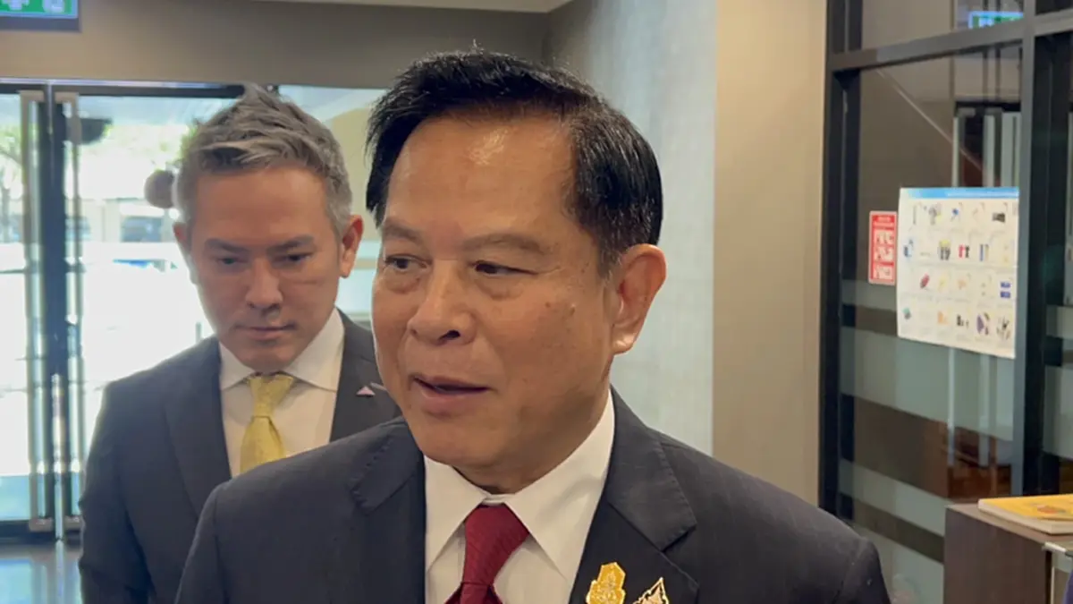 นายพีระพันธุ์ สาลีรัฐวิภาค รองนายกรัฐมนต รีและ รมว.พลังงาน