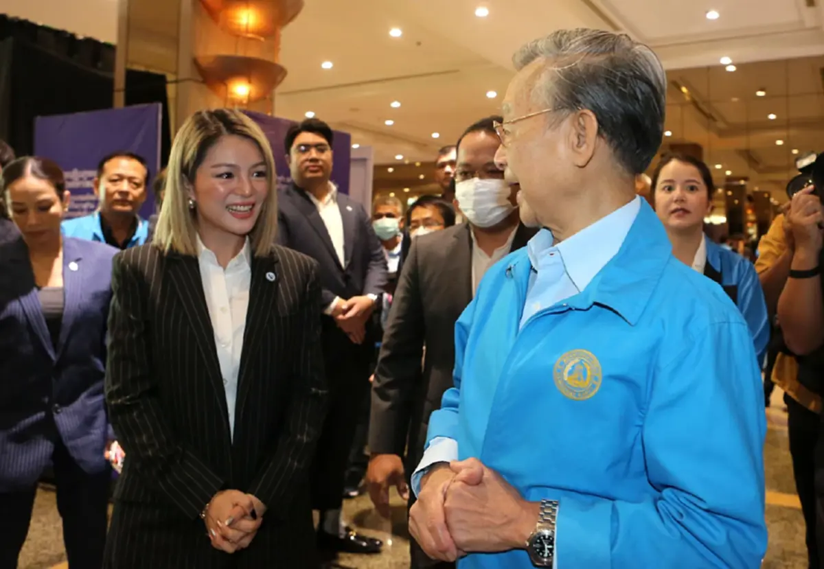 น.ส.วทันยา บุนนาค ผู้สมัครหัวหน้าพรรคประชาธิปัตย์ คนที่ 9 - นายชวน หลีกภัย ส.ส.บัญชีรายชื่อ และอดีตหัวหน้าพรรค 