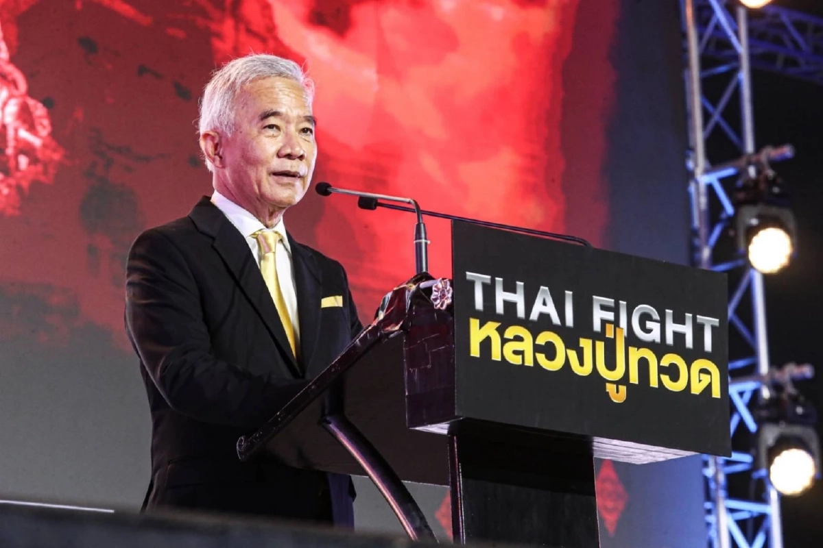 นายสุวัจน์ ลิปตพัลลภ อดีตรองนายกรัฐมนตรี  ฃประธานเปิดการจัดแข่งขันชกมวยไทยโลก ไทยไฟท์ หลวงปู่ทวด รอบชิงชนะเลิศ 2023