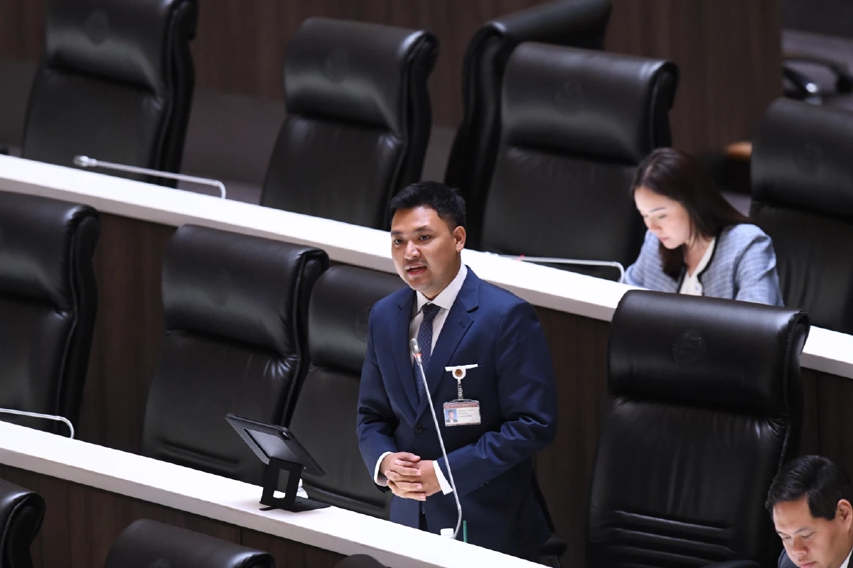 นายร่มธรรม ขำนุรักษ์