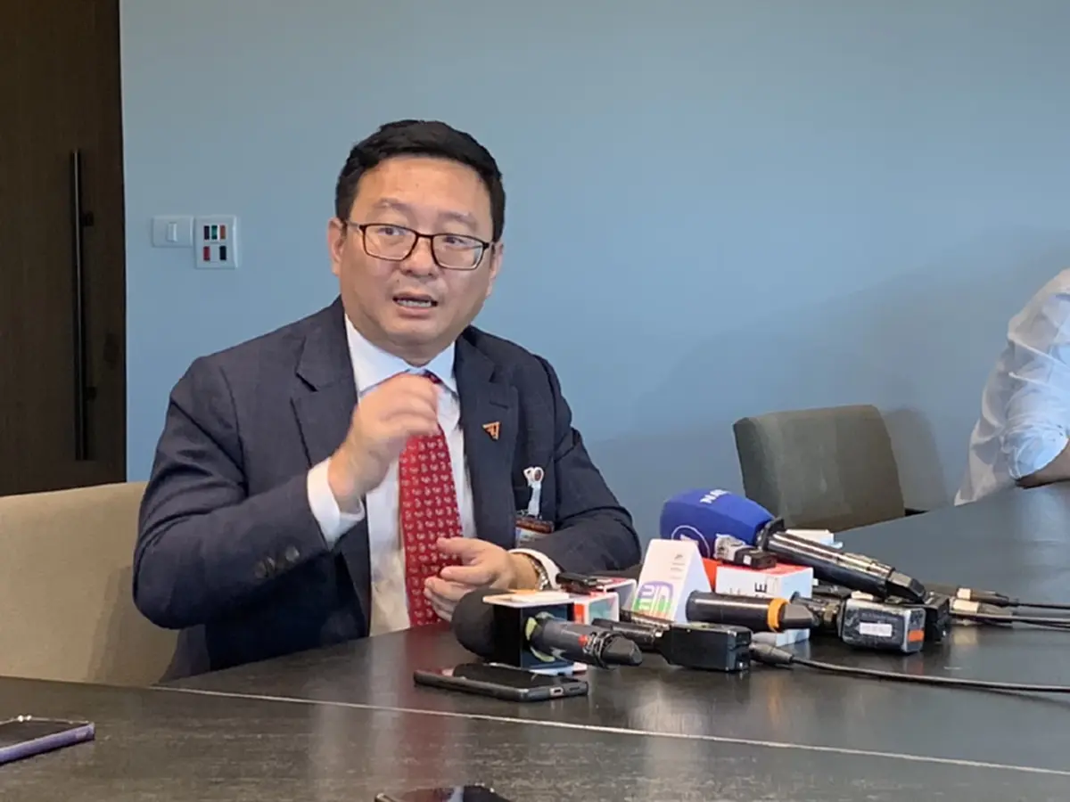 นายชัยธวัช ตุลาธน หัวหน้าพรรคก้าวไกล ในฐานะ ผู้นำฝ่ายค้าน ในสภาผู้แทนราษฎร