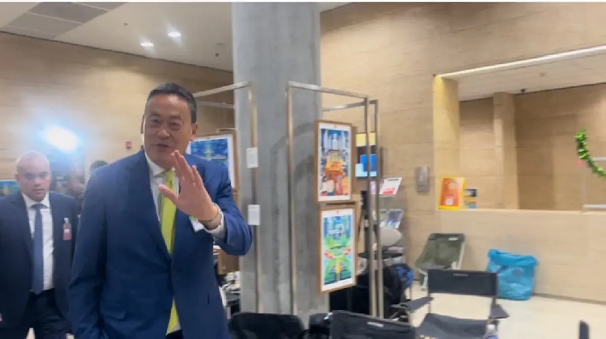 นายเศรษฐา ทวีสิน นายกรัฐมนตรีและรมว.คลัง โบกมือทักทายสื่อมวลชน ที่รัฐสภา