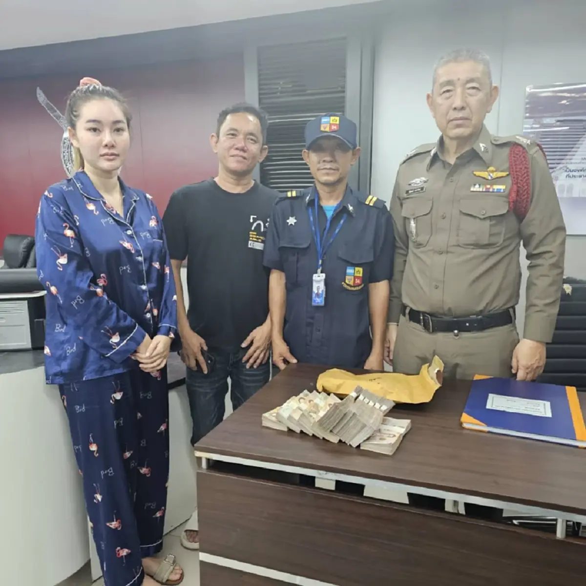 เงินหล่น 1.2 ล้าน รปภ.เก็บได้ ส่งตร.คืนเจ้าของ