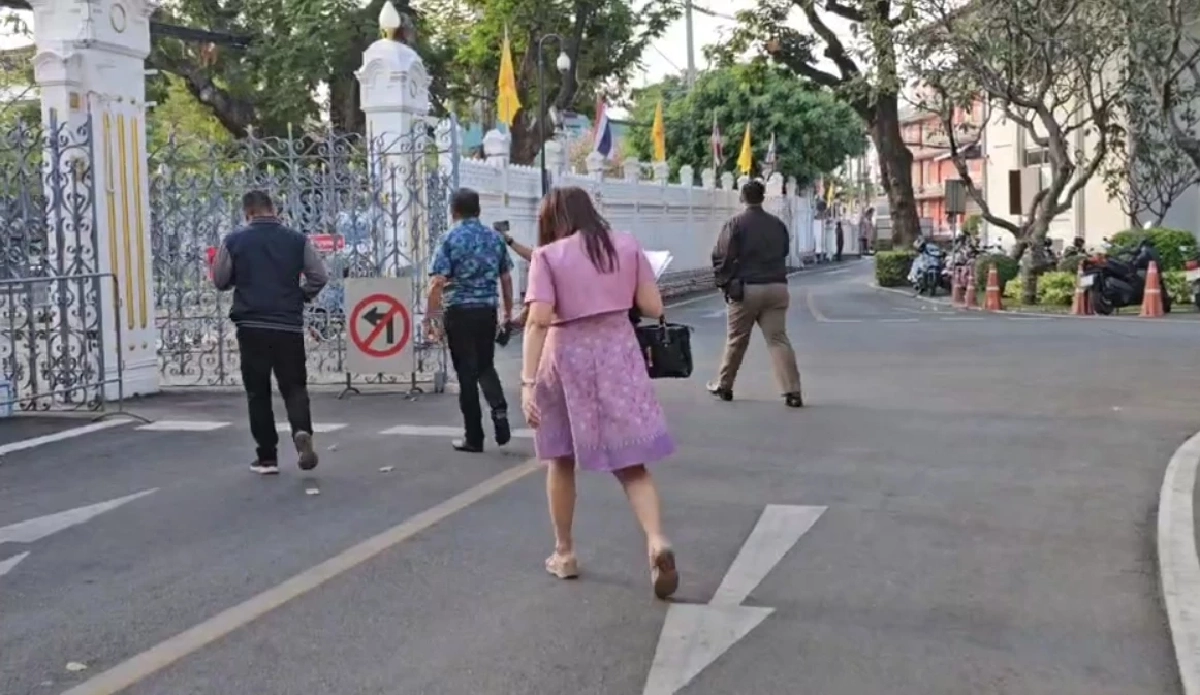 จนท.เข้าควบคุมตัว เจ๋ง ดอกจิก ไปสอบปากคำ สน.ดุสิต 