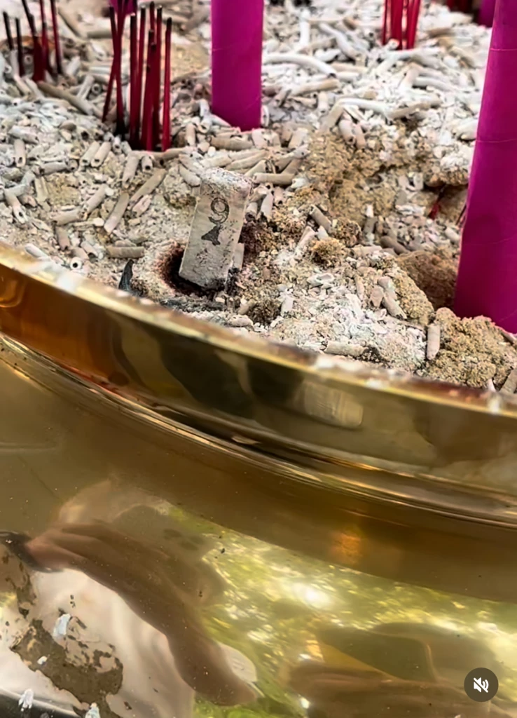 เลขเด็ด 1/2/67 หวยลาววันนี้ 'ฮาย อาภาพร' ล้วงไห จุดเลขธูป เรือนครู วัดแค