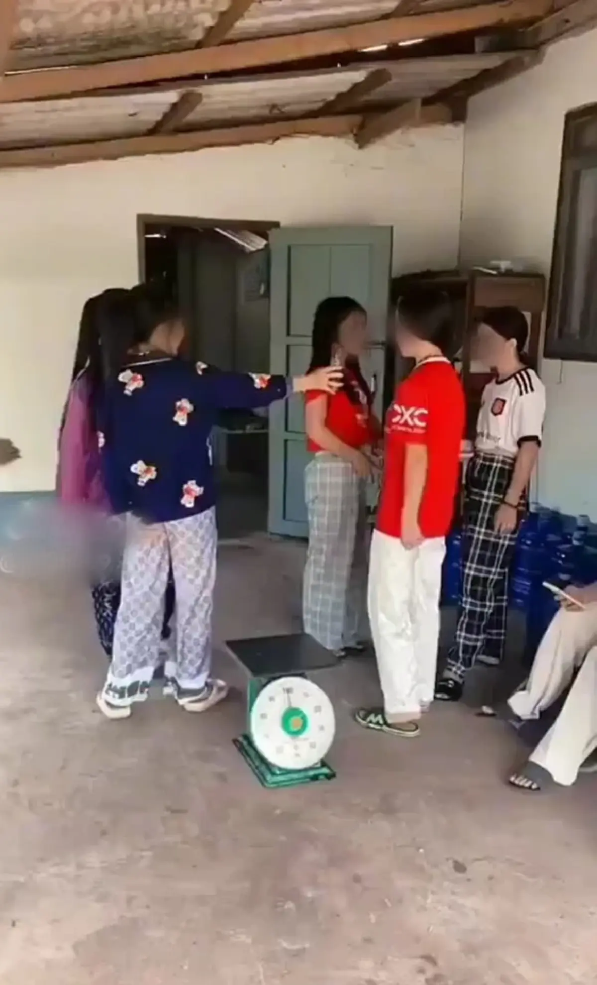 ดราม่า 'พ่อค้า' ซื้อหญิงสาว ราคากิโลละ 510 บาท ต้องชั่งน้ำหนักคล้ายสัตว์