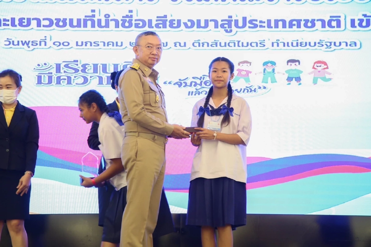 นักเรียนแห่กรี๊ด “นายกฯ” มอบโอวาท “วันเด็ก” ฝากเด็กเยาวชนยึดหลัก 3 สถาบัน