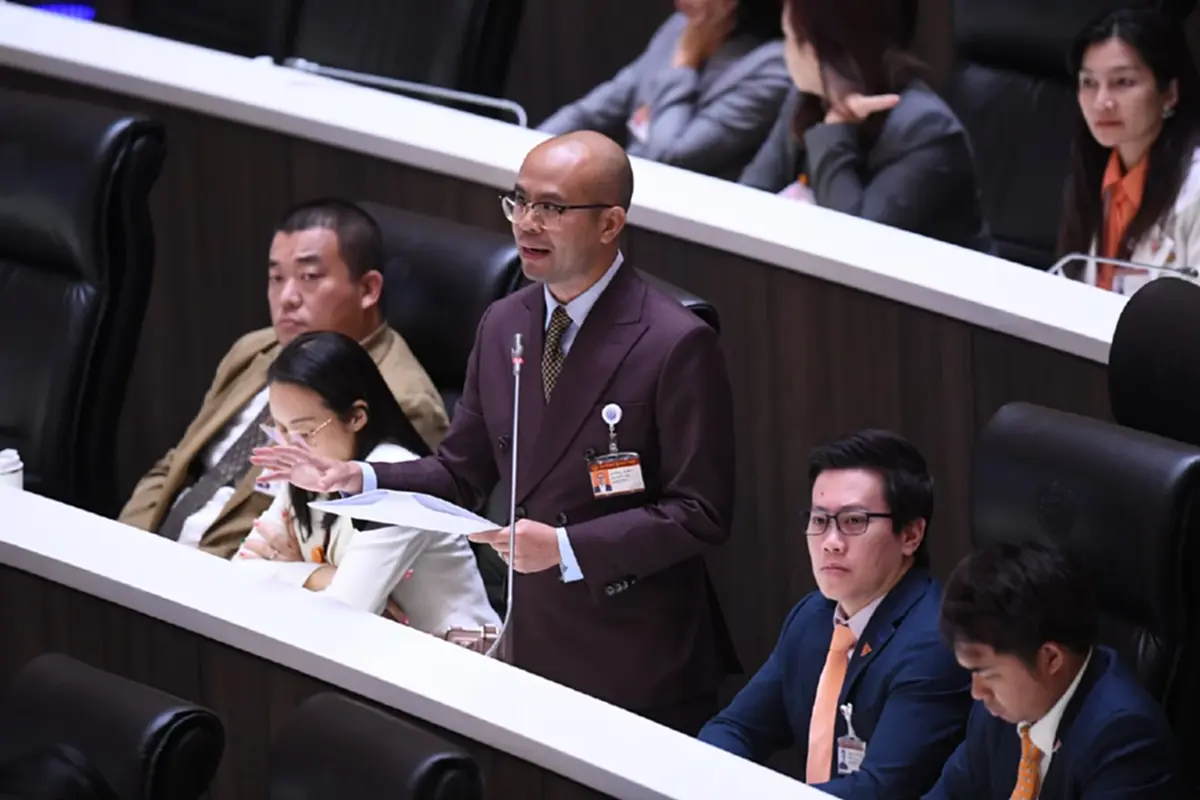 'สส.ก้าวไกล' ซัดงบประมาณ 'สิ่งแวดล้อม' ตั้ง 'กรมโลกร้อน' ไร้ประโยชน์