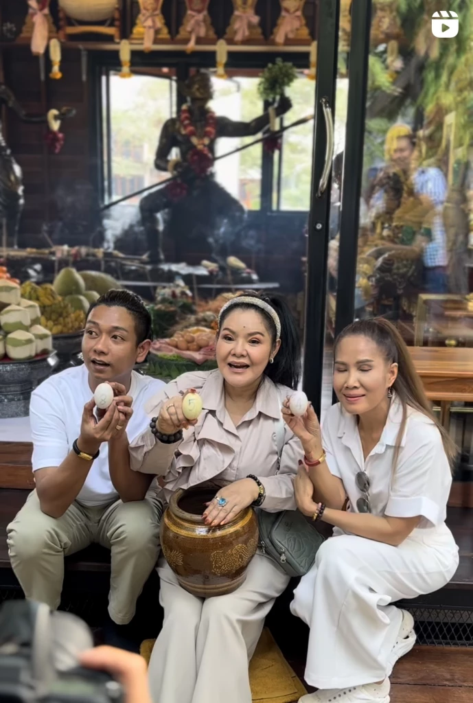 เลขเด็ด 1/2/67 หวยลาววันนี้ 'ฮาย อาภาพร' ล้วงไห จุดเลขธูป เรือนครู วัดแค