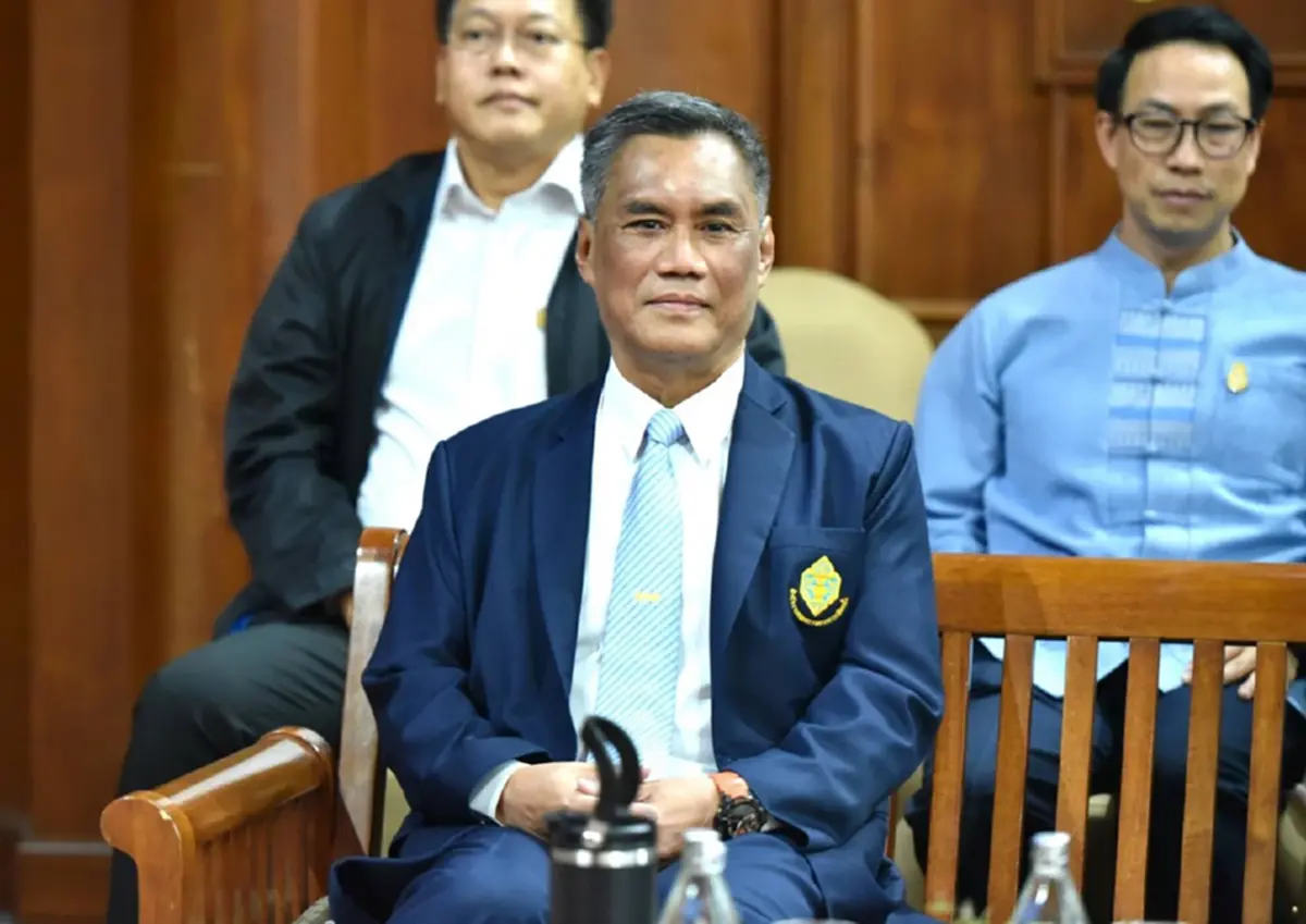 นายอิทธิพร บุญประคอง ประธาน กกต.