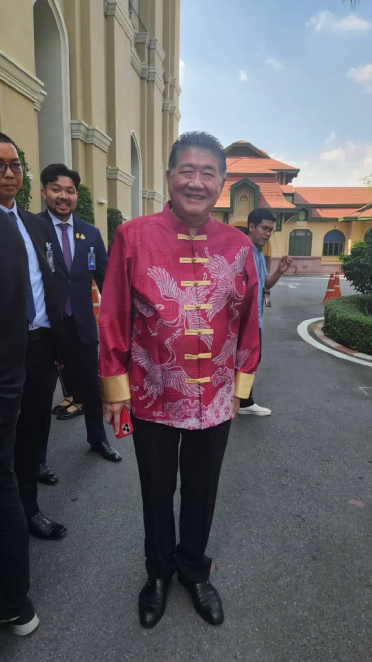 “ภูมิธรรม” ปัดไม่ทราบ “ทักษิณ” ถูกแจ้งข้อหา “มาตรา 112”