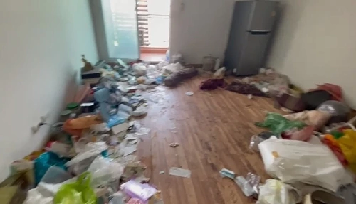 สภาพกองขยะภายในห้อง