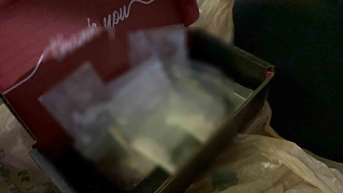 ไรเดอร์เกือบซวย คนจ้างส่งของ เกิดเอะใจเปิดดูกลายเป็นยาเสพติด