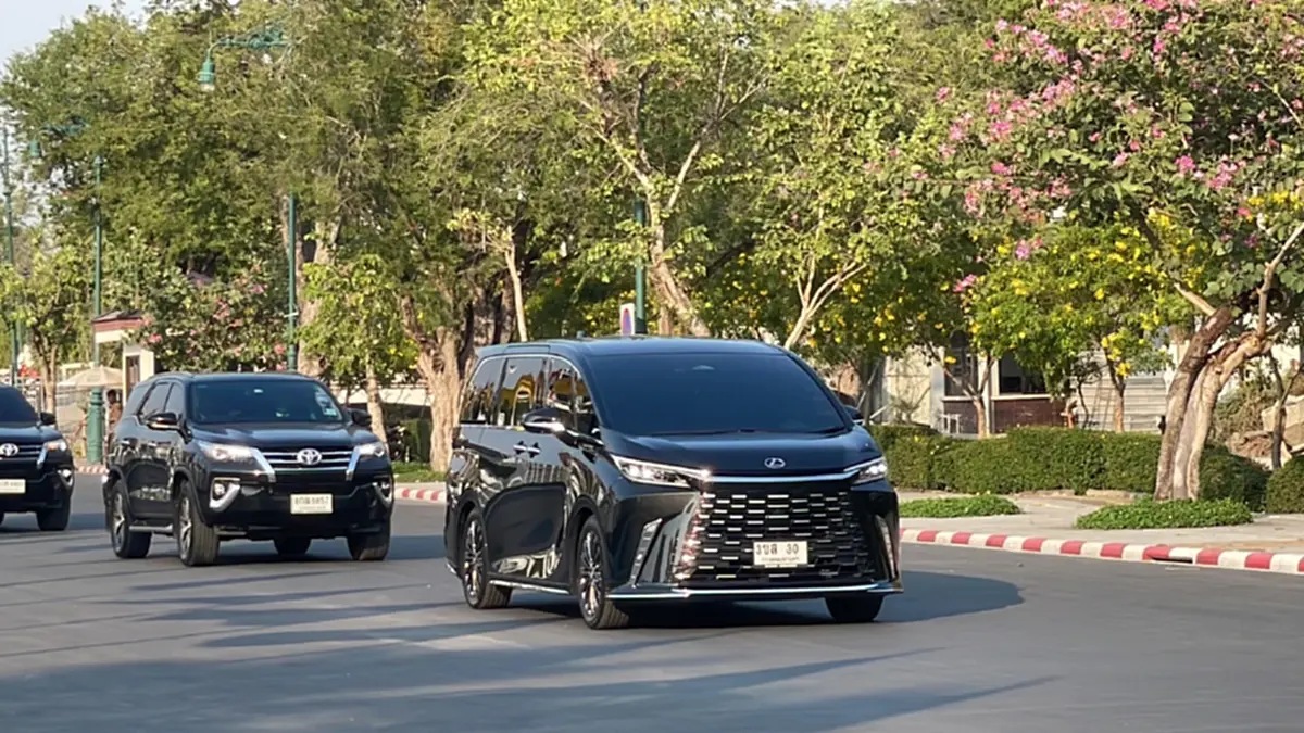 ขบวนรถนายกรัฐมนตรี ได้ใช้ประตูทางออกสะพานอรทัย เลี่ยงผู้ชุมนุมข้างทำเนียบรัฐบาล 