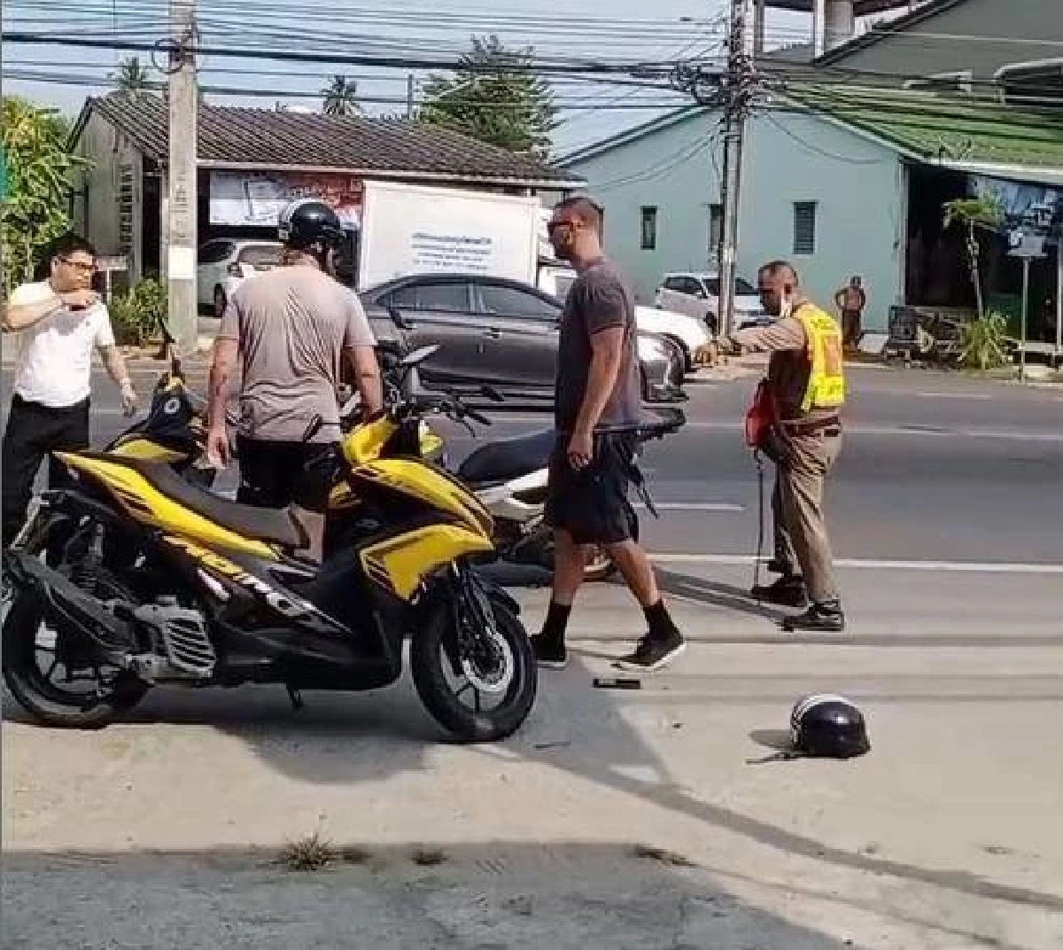 'ต่างชาติ' รุมทำร้ายตำรวจภูเก็ต แย่งปืน ลั่น 1 นัด ไม่ยอมรับทำผิดกฎจราจร