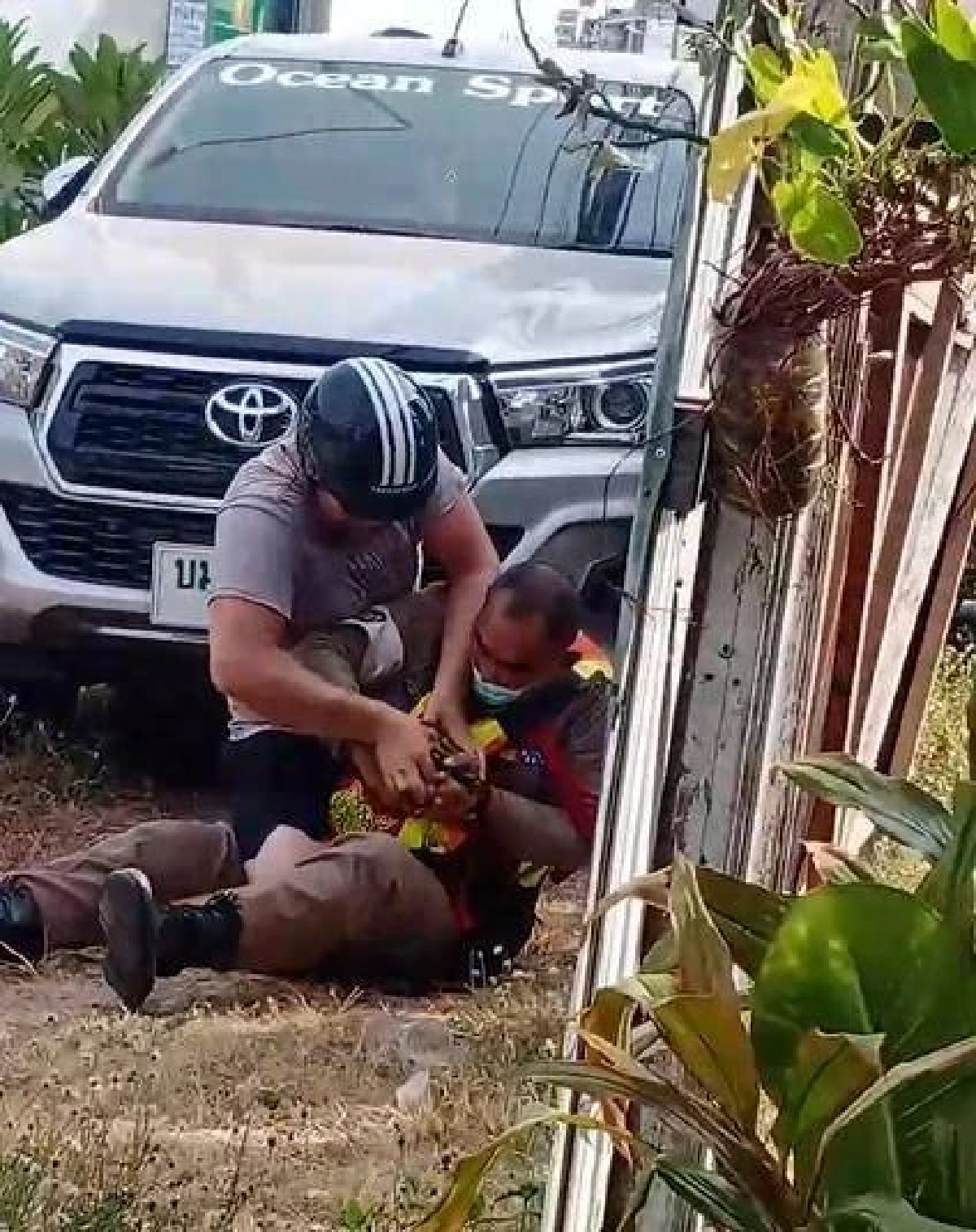 'ต่างชาติ' รุมทำร้ายตำรวจภูเก็ต แย่งปืน ลั่น 1 นัด ไม่ยอมรับทำผิดกฎจราจร