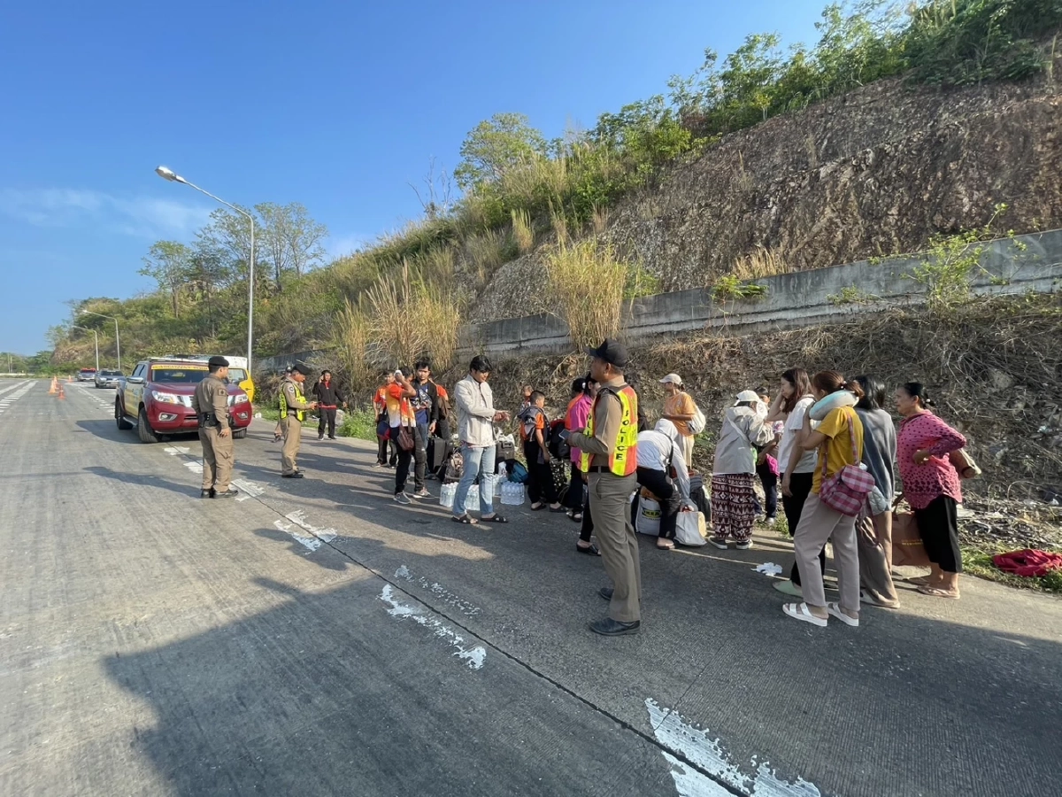 อุบัติเหตุบัสคณะครูพุ่งชนท้ายรถพ่วง