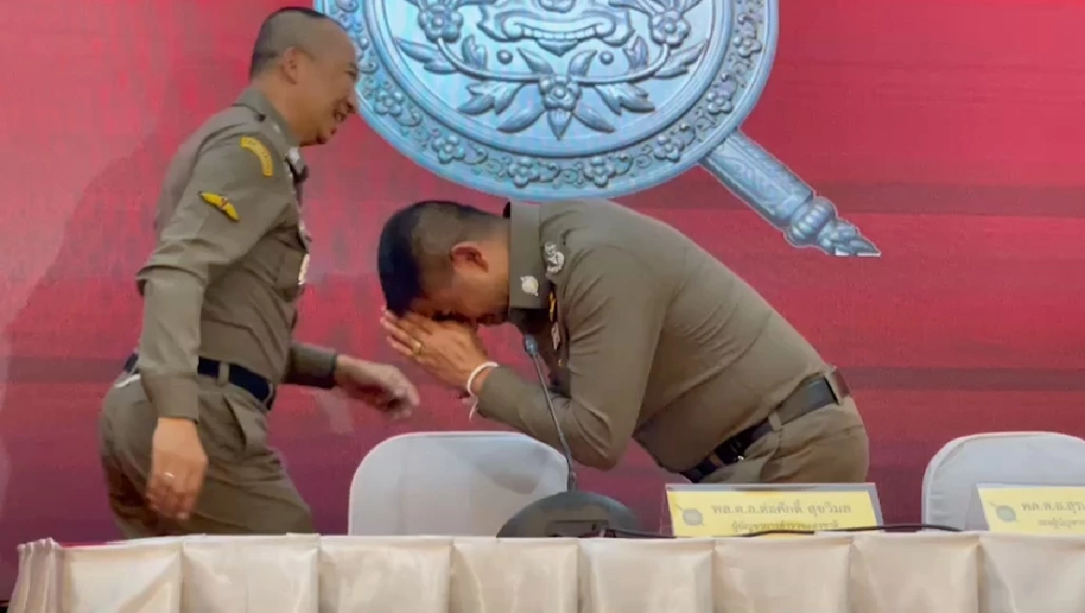 บิ๊กโจ๊ก ยกมือไหว้ ผบ.ตร.หลังเสร็จสิ้นการแถลงข่าว 