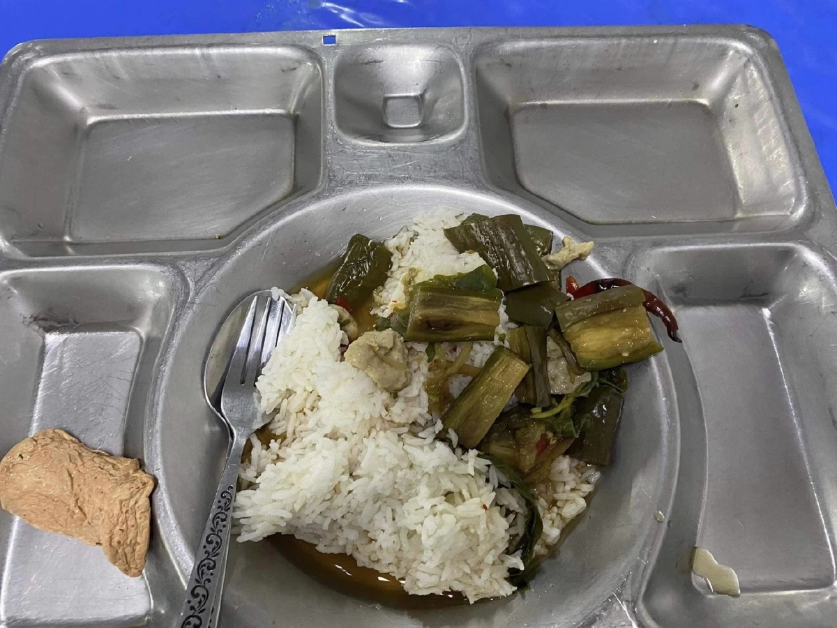 ขอบคุณภาพอาหารทหารเกณฑ์ : อีซ้อขยี้ข่าว