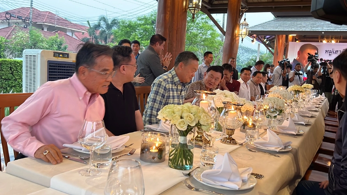 3 นายกฯ รวมตัว มื้อค่ำบ้านกรีนวัลเล่ย์ แกนนำเพื่อไทย – พปชร. ร่วมงานพรึบ