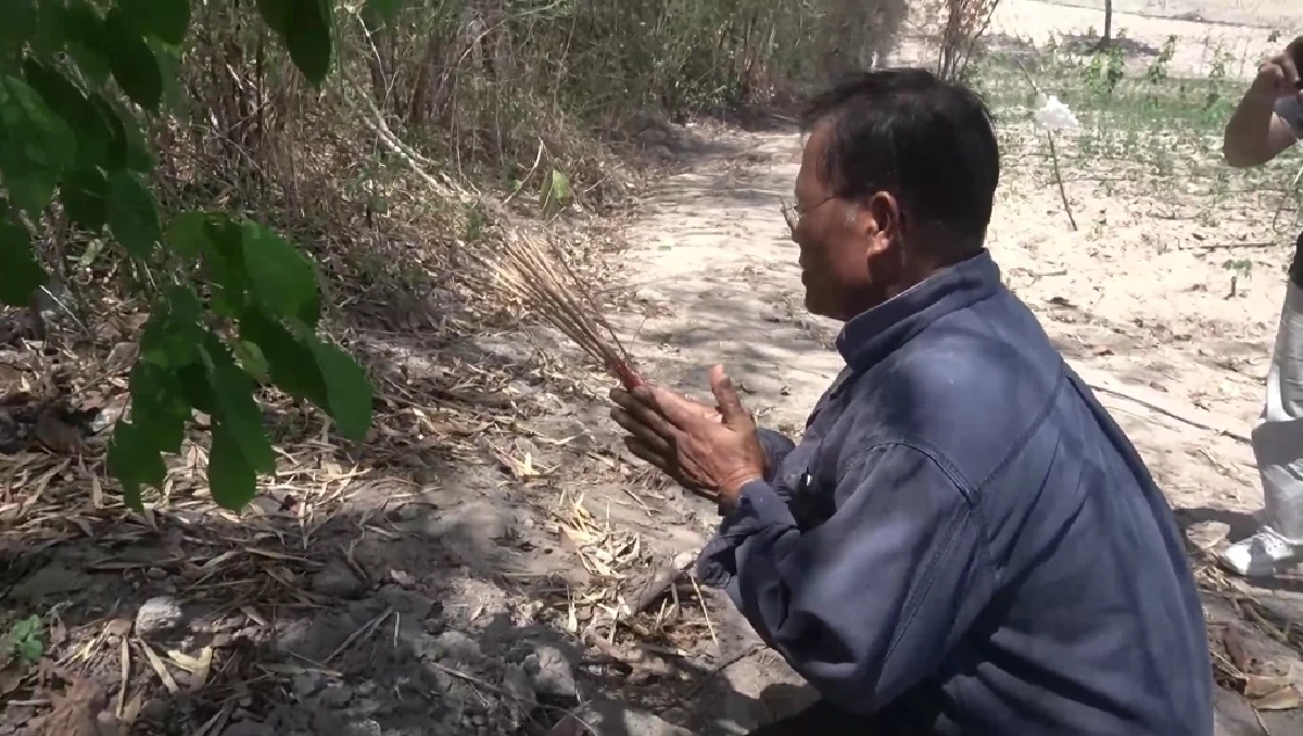 สมาชิก อบต.ระบำ คนพื้นที่จุดธูปและเรียกหวังว่ายังคงมีชีวิตอยู่