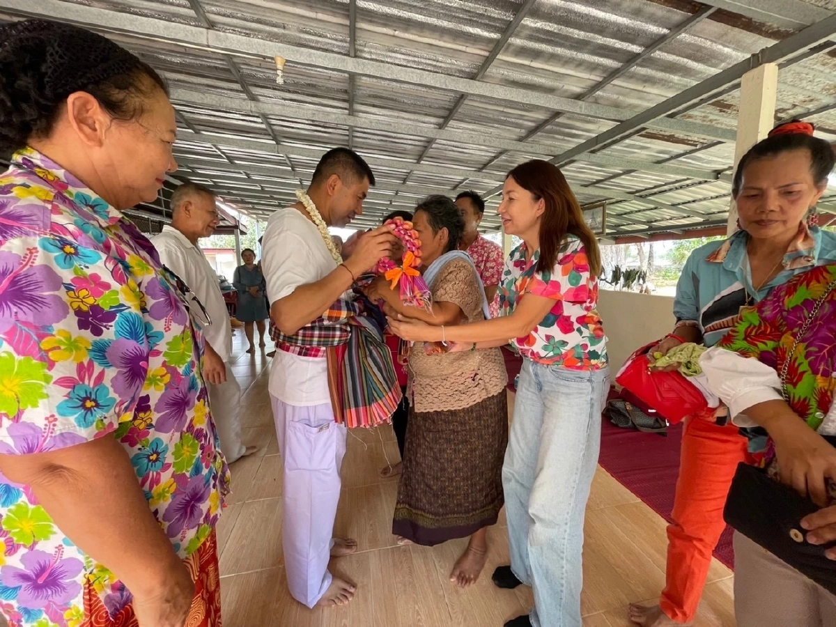 สงกรานต์ 'บิ๊กโจ๊ก' เดินสายทัวร์อีสาน ชาวบ้านให้กำลังใจ