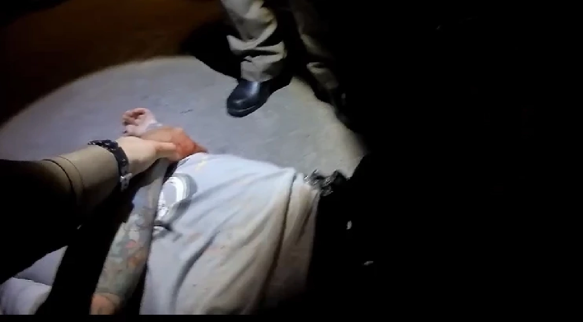 ภาพเหตุการณ์ขณะตำรวจ สน.พลับพลาไชย2 ระงับเหตุชายคลุ้มคลั่ง ไล่ฟัน แม่และเมีย